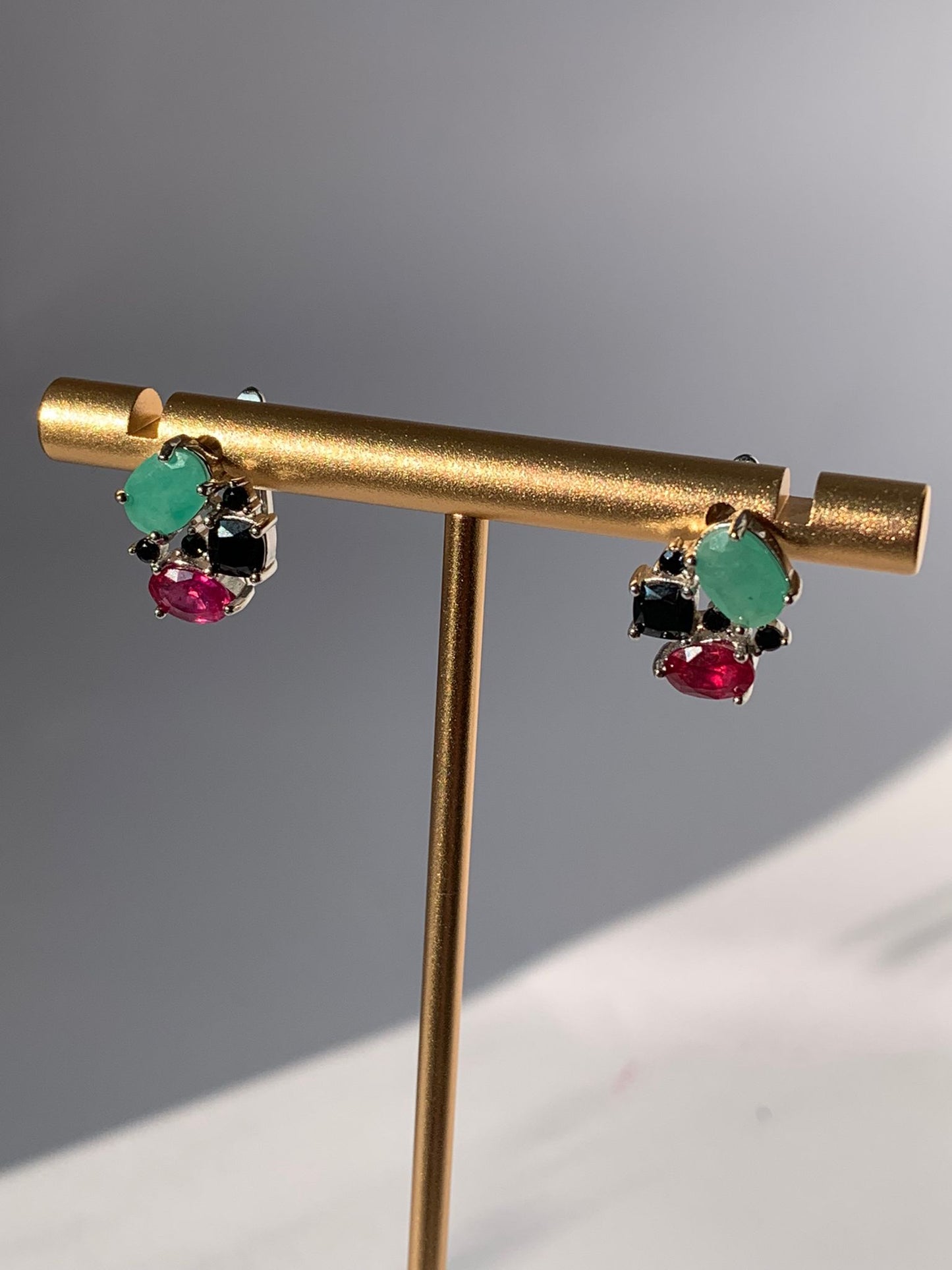 Orecchini in smeraldo, rubino e spinello nero di argento 925 / Abbondanza e manifestazione