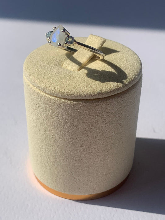 Anello in pietra di luna e topazio blu di argento 925 / Femminilità e magnetismo