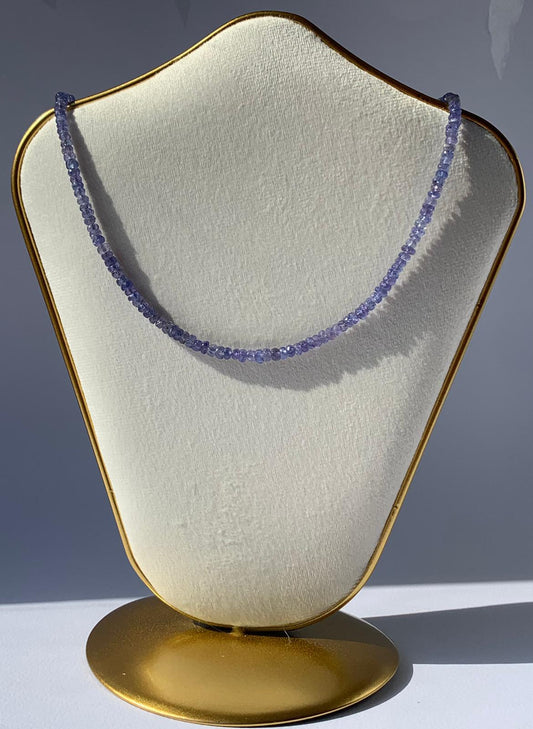 Girocollo in 67.78 carati di tanzanite con chiusura regolabile di argento 925 / Autorealizzazione ed emancipazione