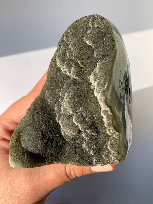 Standing cut-base of amethyst sugar rainbow 377 gr / Relaxation and balance