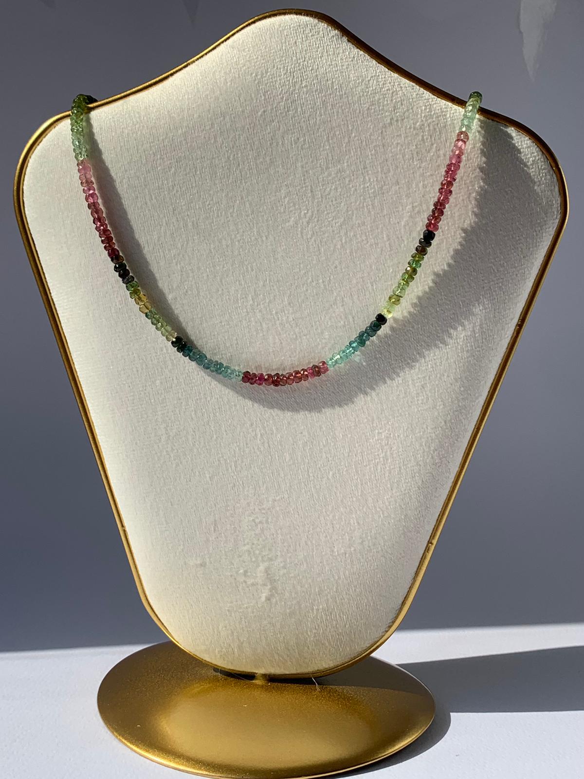 Girocollo in 55.28 carati di tormalina multicolore con chiusura regolabile di argento 925 / Armonia e calma