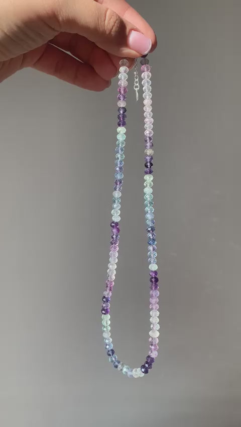 Girocollo regolabile sfaccettato in fluorite / Cambiamenti e spiritualità