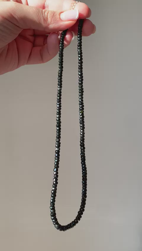 Girocollo in tormalina nera con chiusura regolabile di argento 925 / Purificazione e protezione